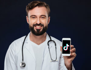 Leia mais sobre o artigo Médicos podem gravar TikTok?